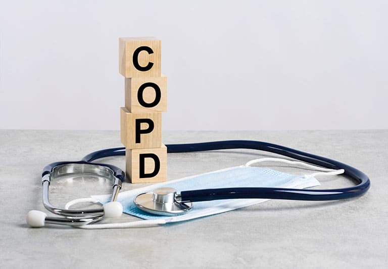 COPDの積み木と聴診器とマスク