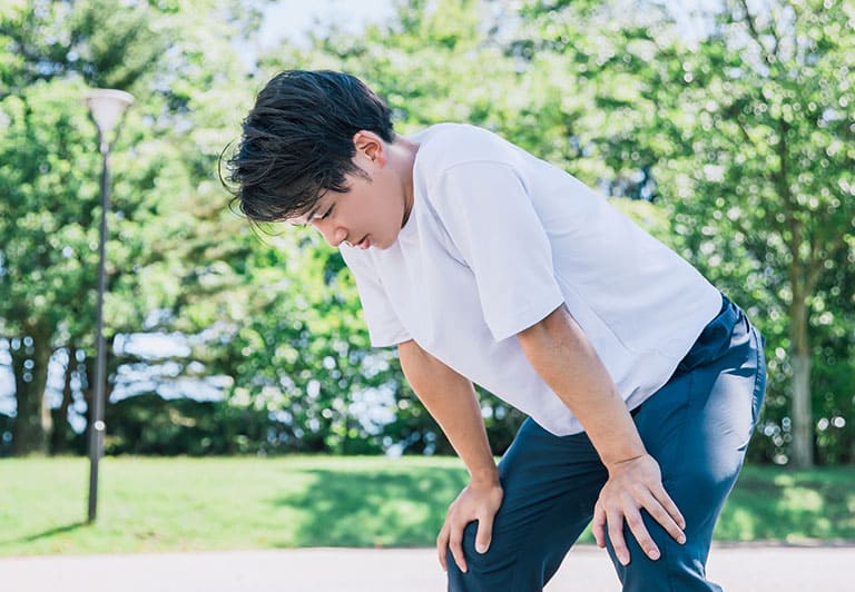 息切れしている男性