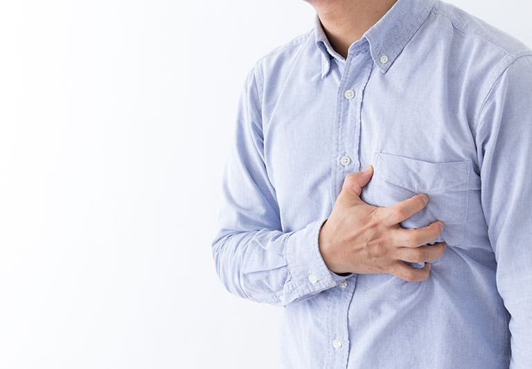 胸に手をあてる男性